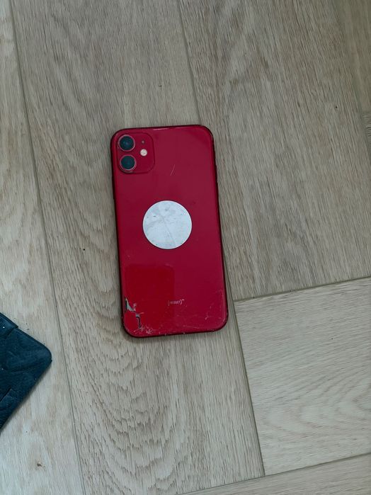 Używany IPhone 11 czerwony