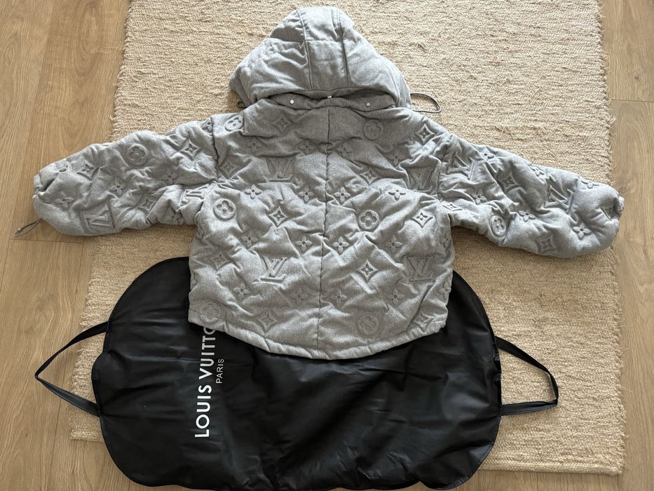 acolchoada Louis Vuitton cinza monograma menino tamanho 36