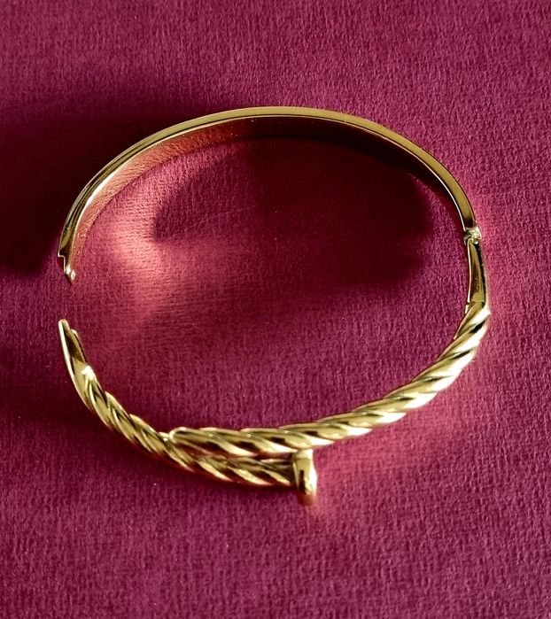 Pulseira/escrava dourada, em aço, do prego. Fácil aperto