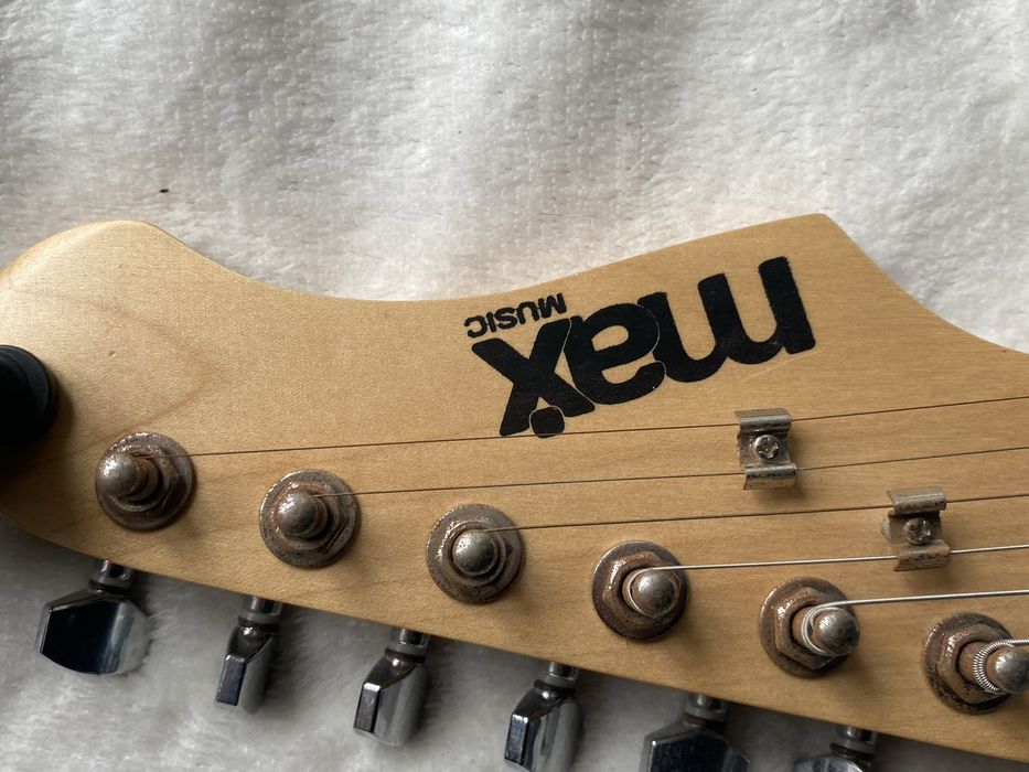 • Guitarra elétrica Max + Amplificador + Kit completo •