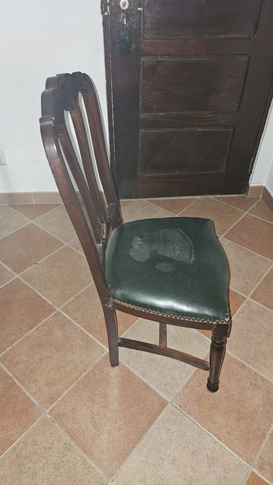 Conjunto de seis cadeiras.