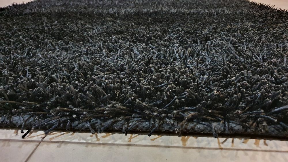 Carpete preta de pêlo longo.
