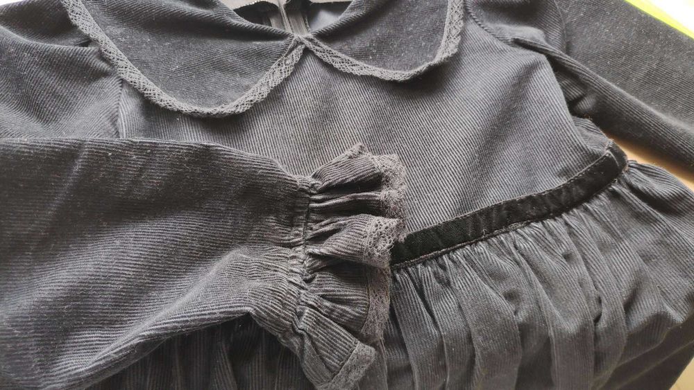 Vestido de bombazine preto com folho e renda 116-122cm