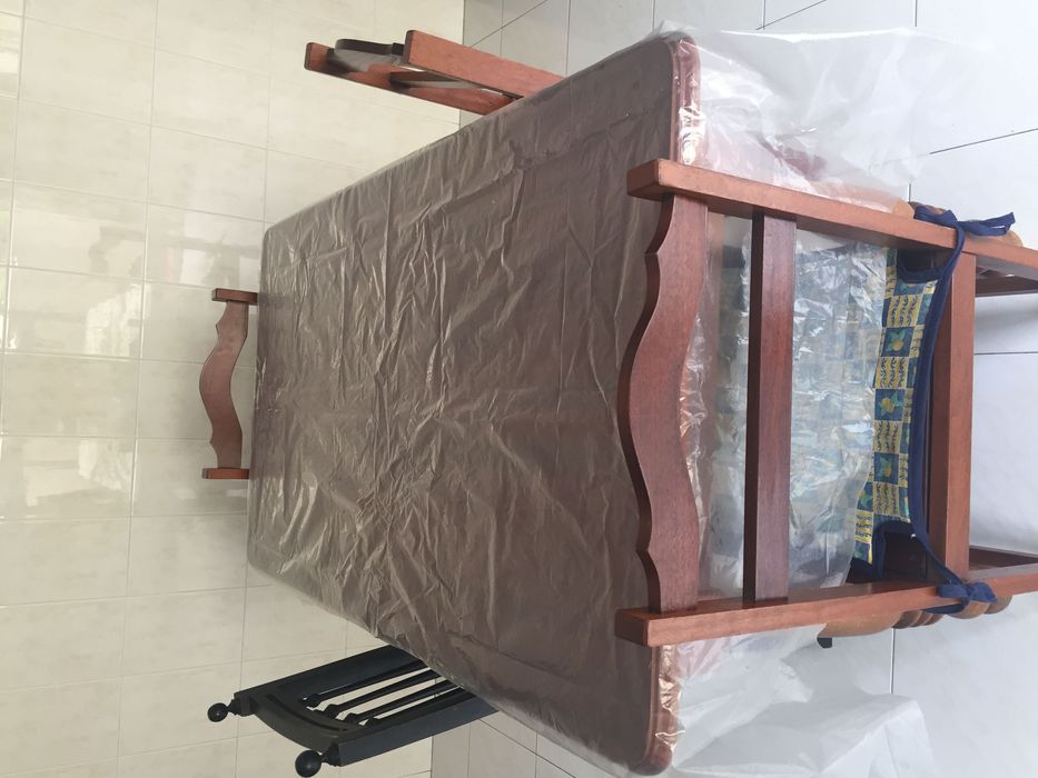 Mesa de cozinha de madeira maciça