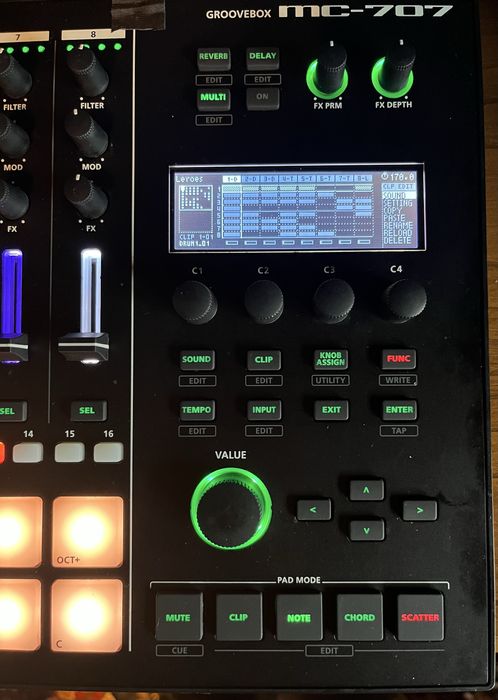 Roland MC-707 Groovebox