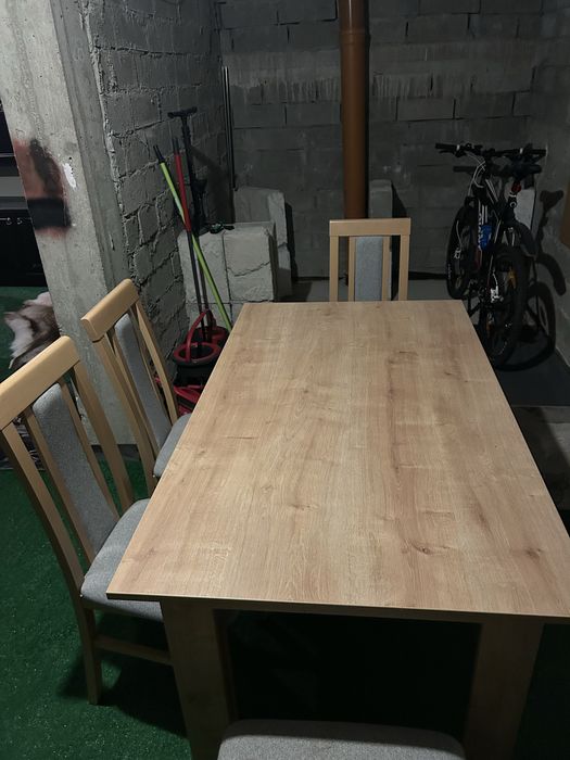 nowy stól z krzesłami