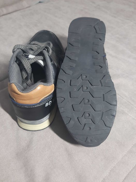 Чорні шкіряні кросівки для підлітка 37 розміру