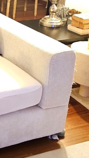 Sofá de 4 lugares grande robusto na cor  Bege de Design