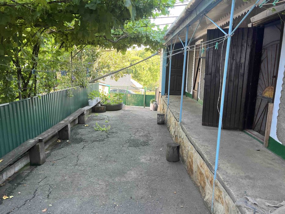 Продаж добротного цегляного будинку у гарному житловому стані.