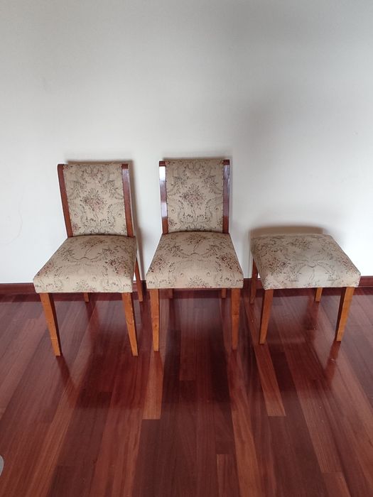 Duas cadeiras e um banco