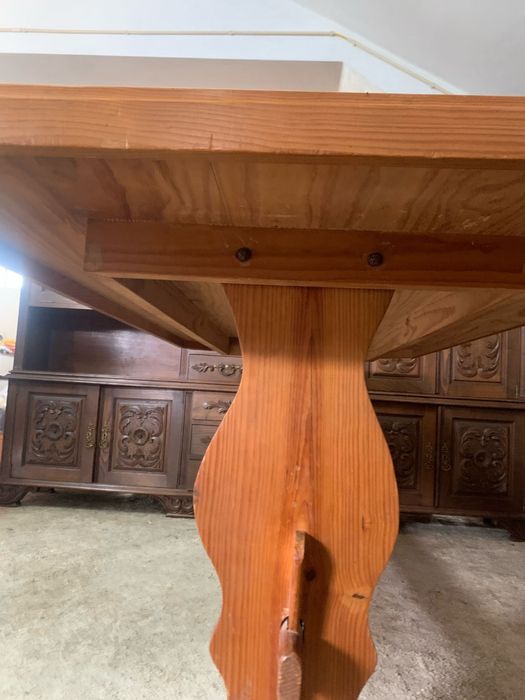 Mesa de jantar em madeira