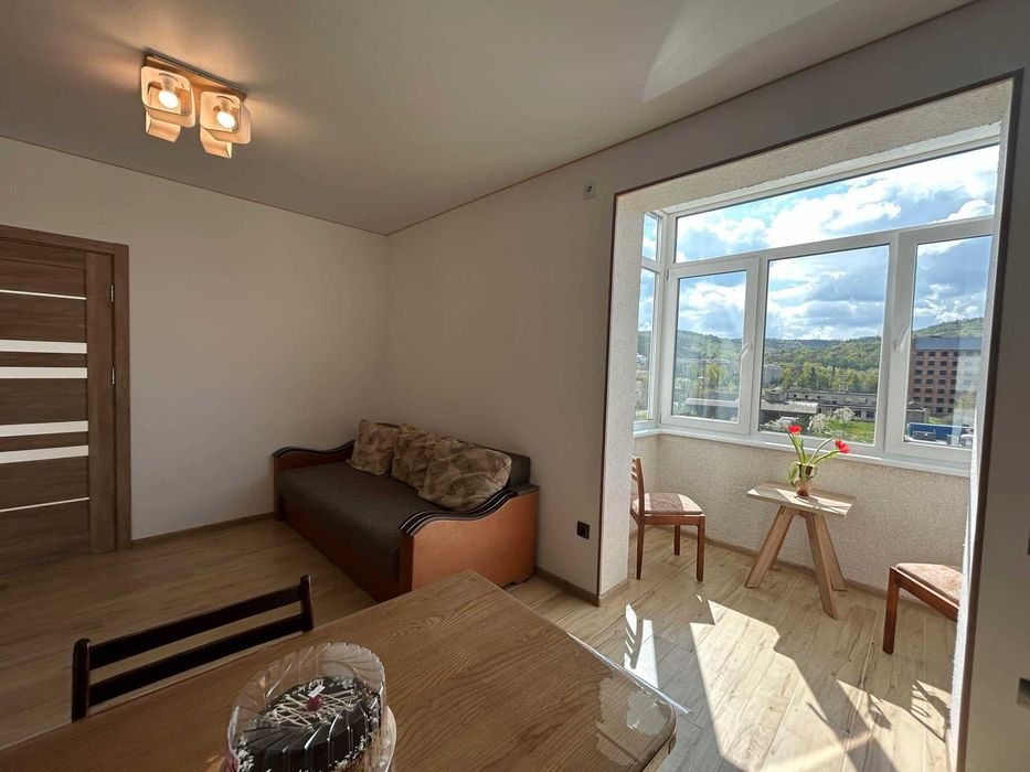 Простора двокімнатка з краєвидом на гори