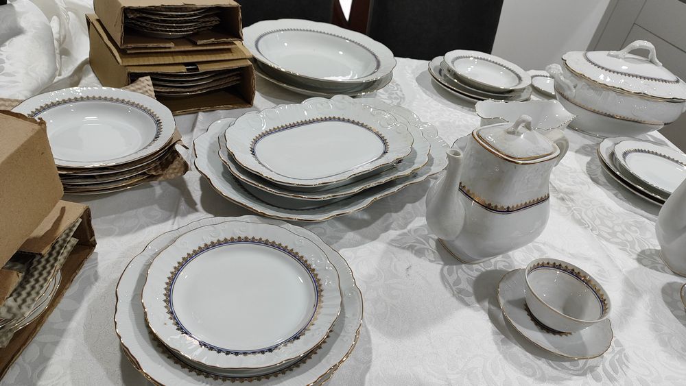 Serviços completos ,de jantar,de chá,e de café.da vista 19 kilates ale