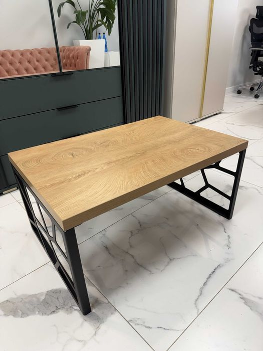 Stolik kawowy drewniany na metalowej czarnej nodze