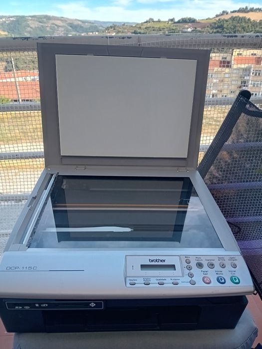 Brother DCP‑115C – Impressora/Scanner/Copiadora – 50€ (negociável)