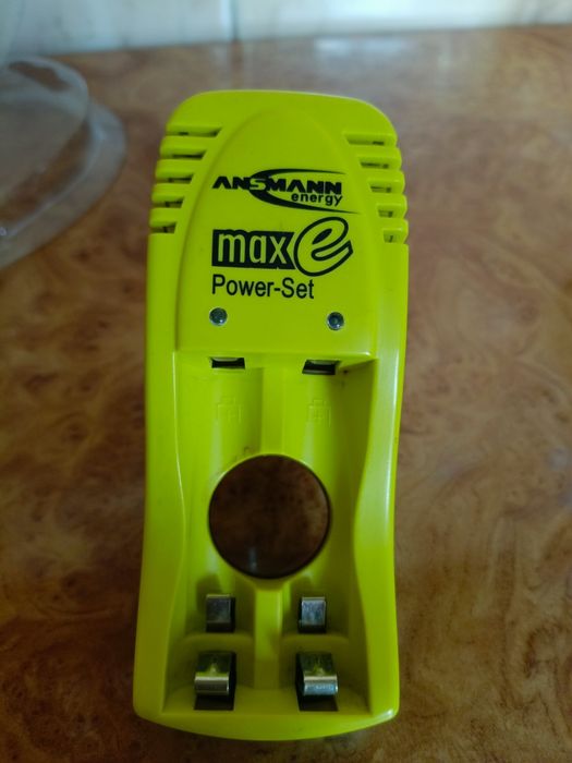 Зарядний пристрій для акумуляторів AA, AAA Ansmann