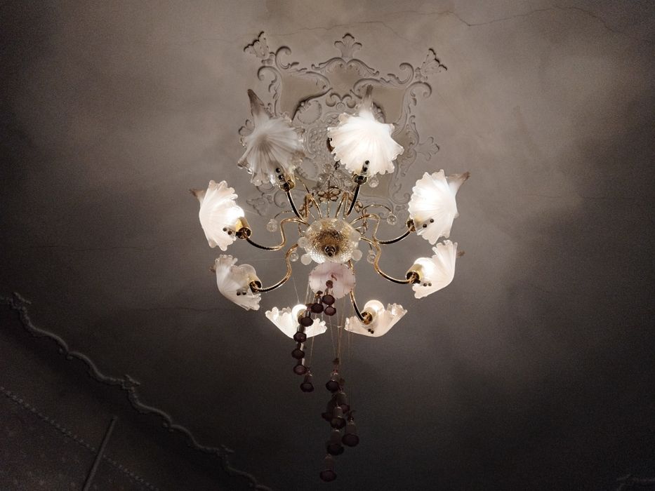 Продам люстру  на 8 плафонов