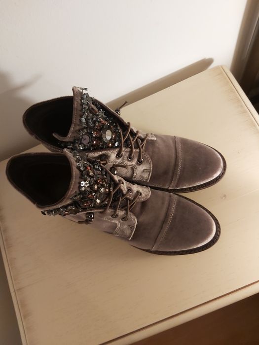 Botins de veludo de cor nude