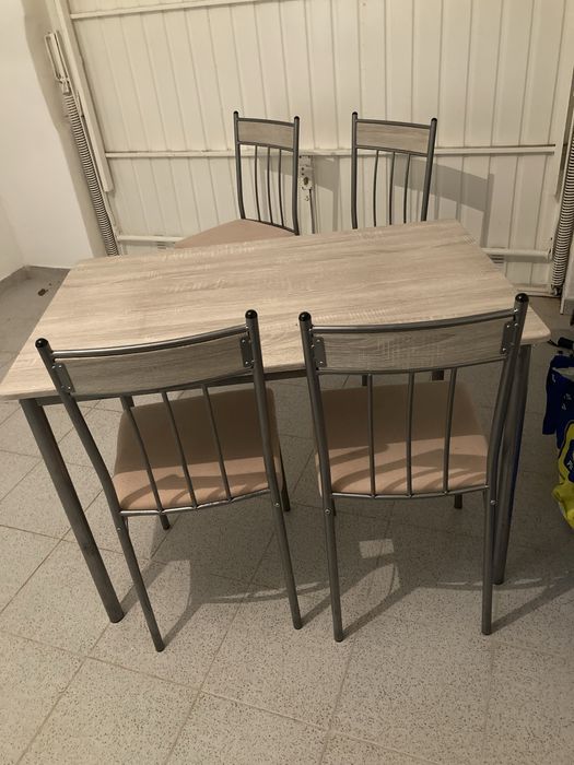 Mesa com 4 cadeiras