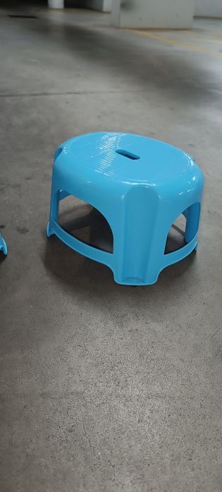 Mesa com arrumação para criança com 2 bancos