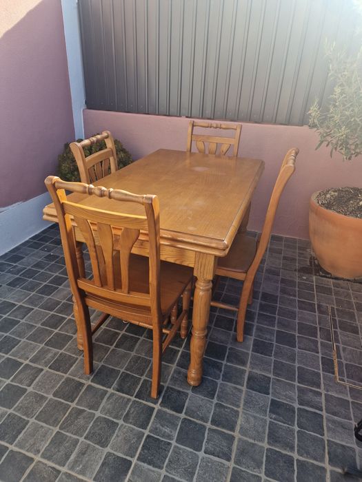 Mesa e 4 cadeiras em madeira