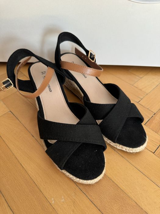 Жіночі босоніжки на танкетці