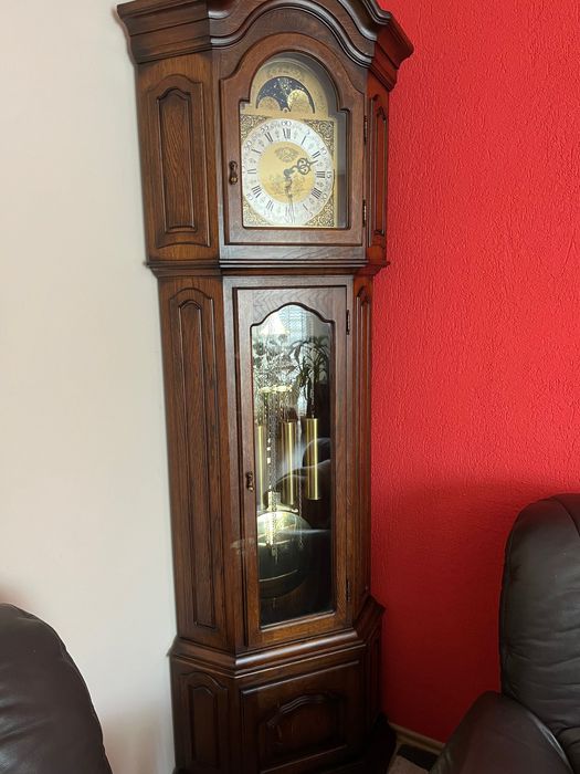 duży zegar stojący kwadransowy