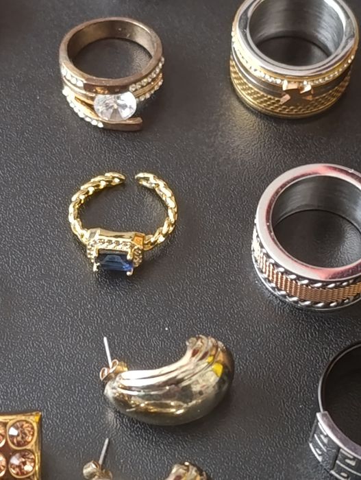 Conjunto de vários anéis e brincos
