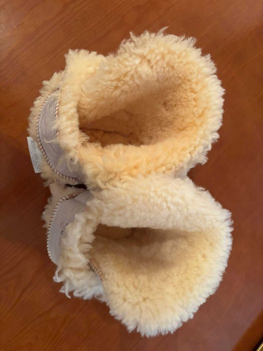 Calcanheiras com pele de cordeiro