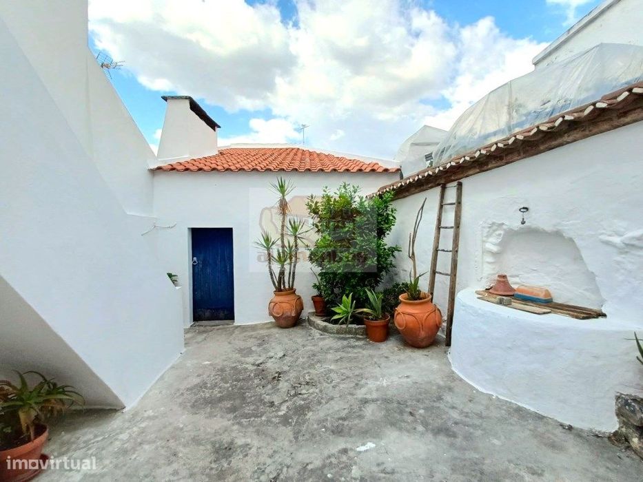 Moradia térrea com pátio e terraço — Torrão, Setúbal