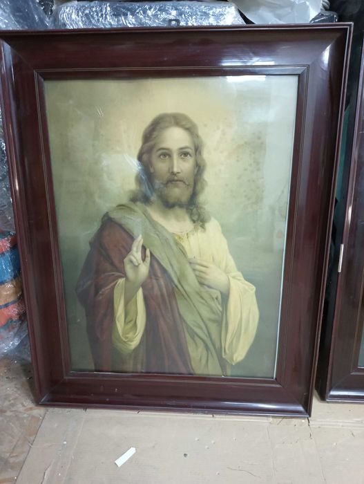 Stare duże obrazy religijne w drewnianych ramach