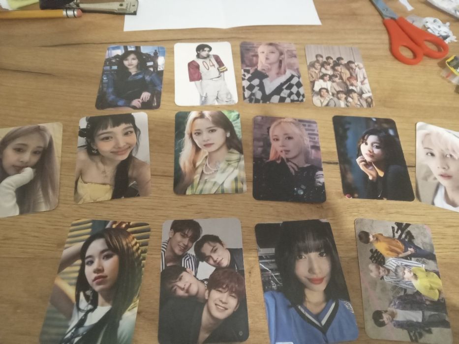 Продаю карточки з  корейцями