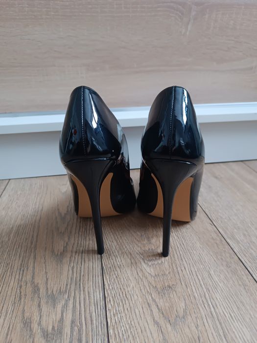 Czarne lakierowane szpilki