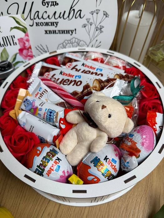 Готовий новорічний подарунок подарунковий набір солодощів Kinder