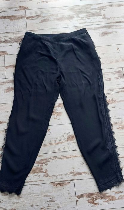 Eleganckie spodnie damskie z koronką Top Secret