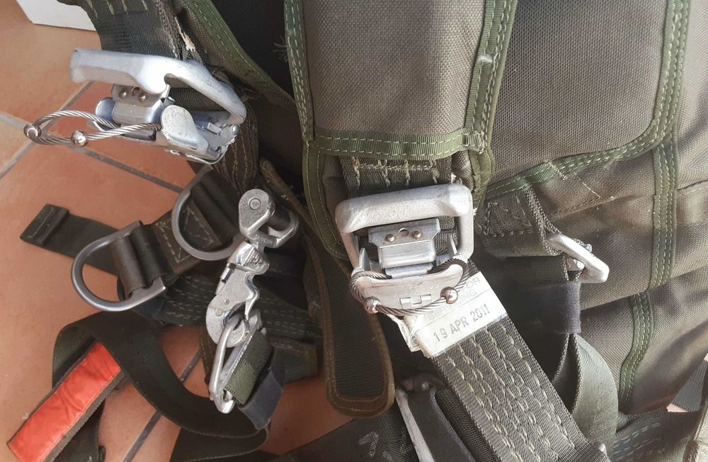 Paraquedas  Arnés Militar UK 1996 Como Novo - 125€