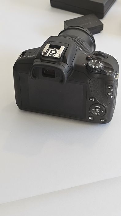Canon EOS R100 com lente Canon RF 50mm