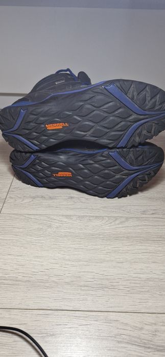 Merrell  42.           .