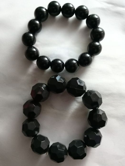Pulseiras pretas contas plásticas