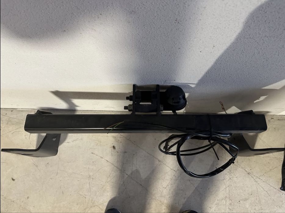 Conjunto de engate de reboque com bola de reboque e chicote elétrico