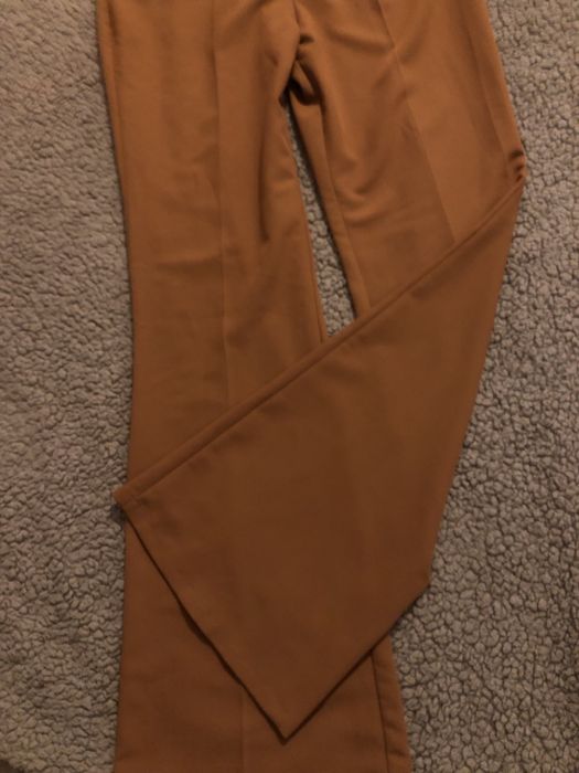 Calças largas  bolsos laterais e casaco com pelo