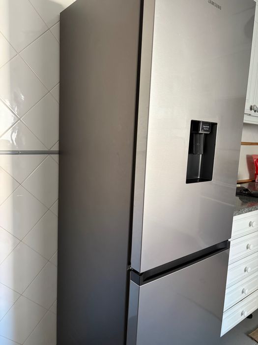 Frigorífico Combinado Samsung No Frost com Dispensador de Água