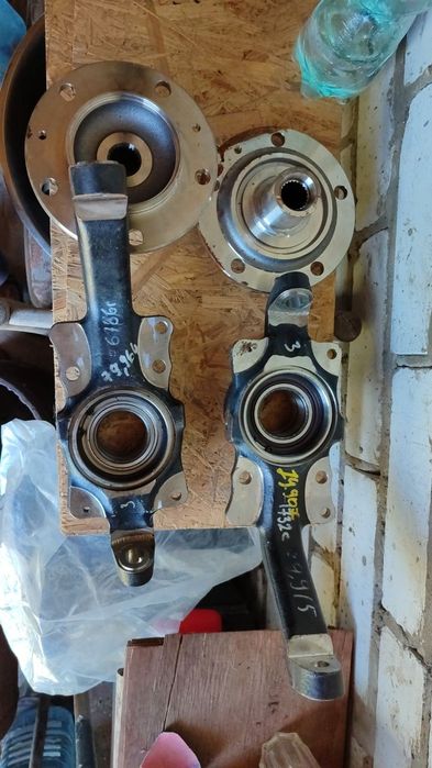 Ступичний вузол на Ниву Урбан. Поворотні кулаки з підшипниками. Опори.