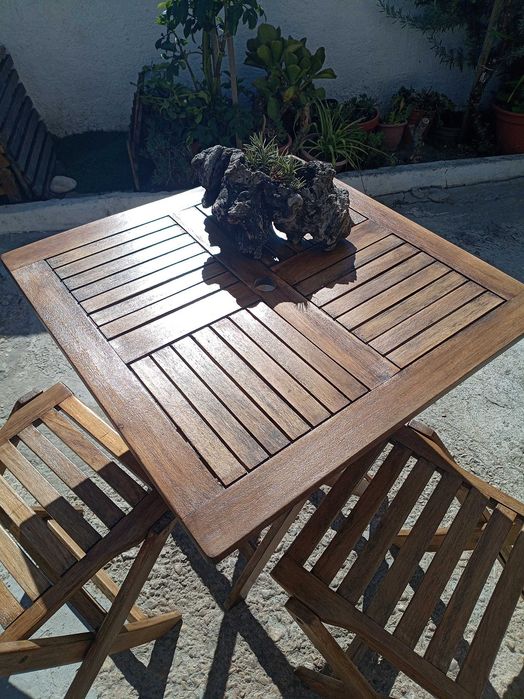 Mesa de madeira com 2 cadeiras