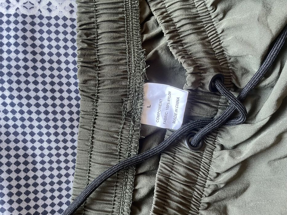 Roupa, calçados, chapéu de sol