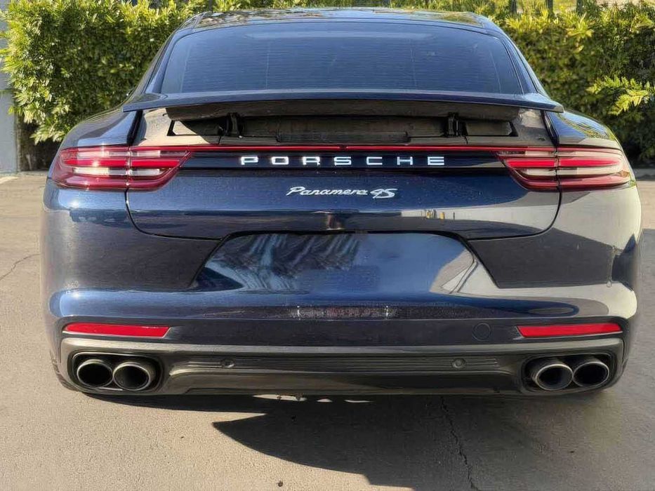 Porsche Panamera 4S      2018