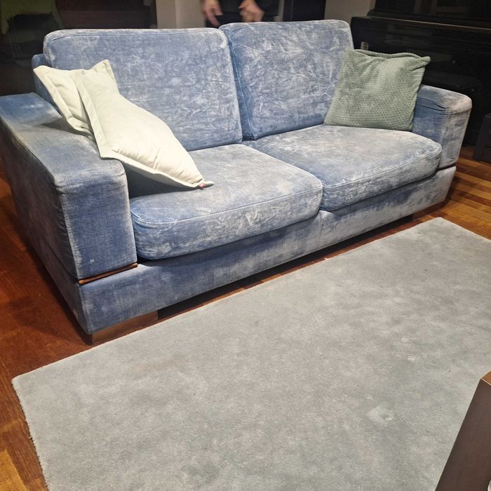 Ładna sofa welurowa w kolorze niebieskim