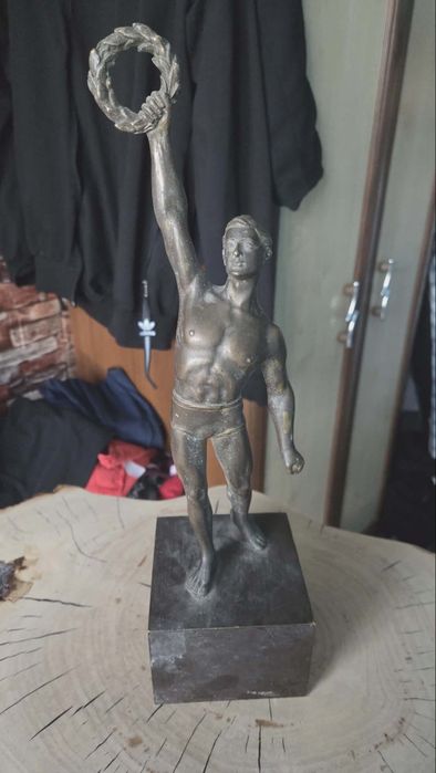 Figura z brązu  sygnowana  rok 1936