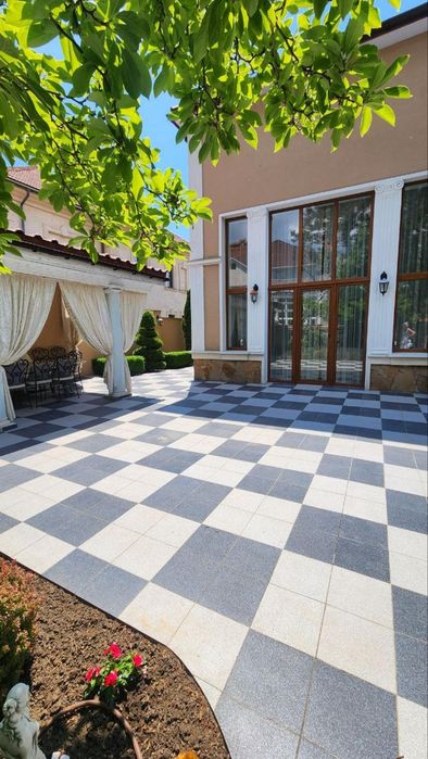 Продам дом в Совиньоне , красный кирпич, бассейн, цоколь, гараж
