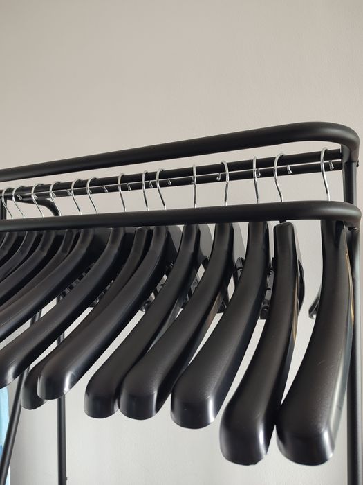 10 cabides largos pretos